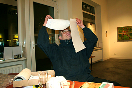 Ralf Jurszo mit einer Dauerschablone beschäftigt